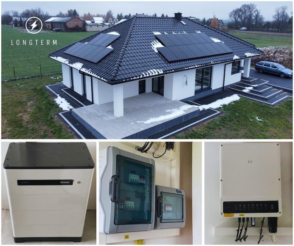 Nowoczesny dom jednorodzinny z panelami słonecznymi na dachu, widoczny magazyn energii, rozdzielnica elektryczna i inwerter, zimowa sceneria z resztkami śniegu.