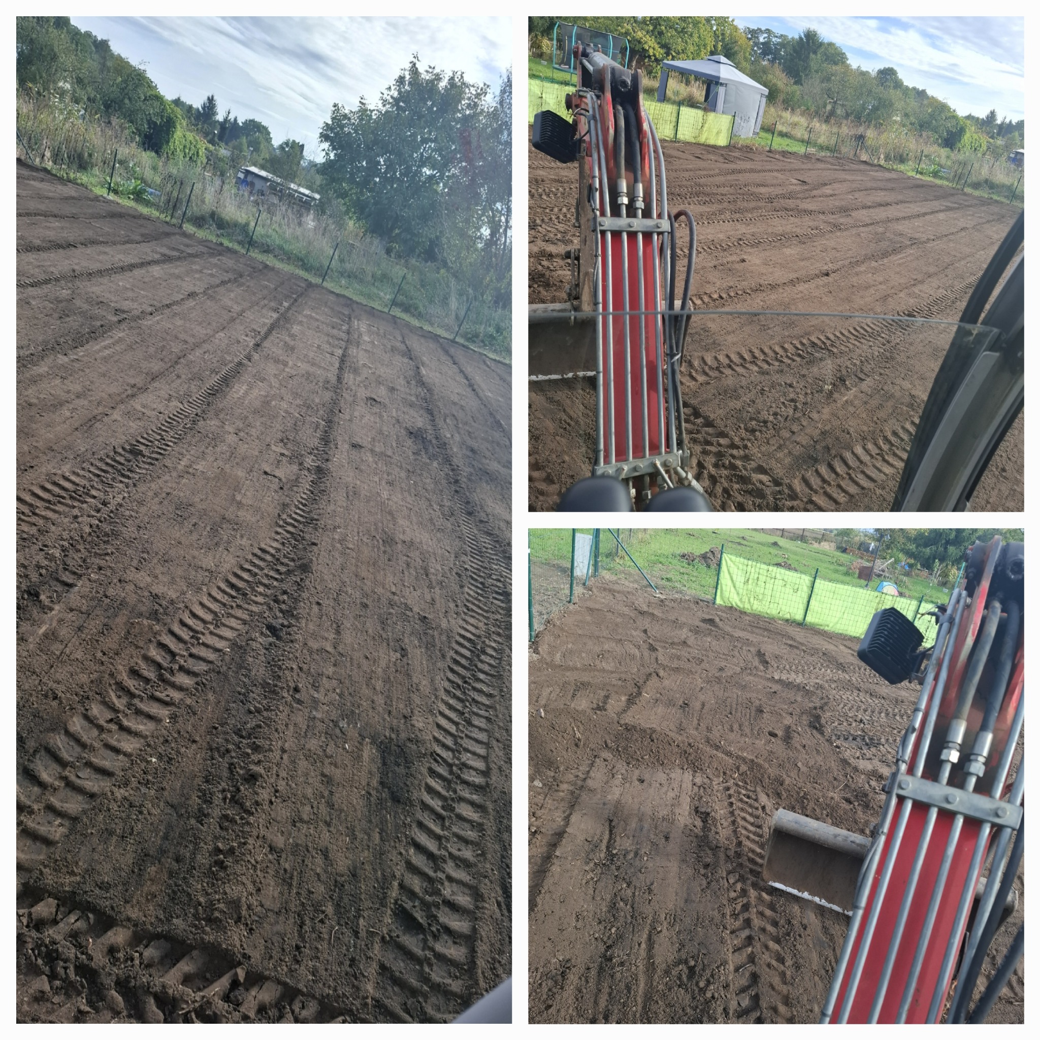 Przygotowany teren pod trawnik z widocznymi śladami opon od maszyny, z bliska widoczny fragment czerwonej konstrukcji maszyny i lemiesz, w tle zieleń drzew.