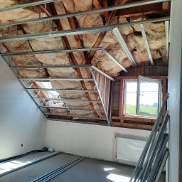 Wykończenie poddasza ze skosami, wełna mineralna, stelaż, folia, płyty g-k i szpachlowanie z malowaniem.
Masz dla nasz podobne zlecenie, zapraszamy do kontaktu ☎️ 792 912 070