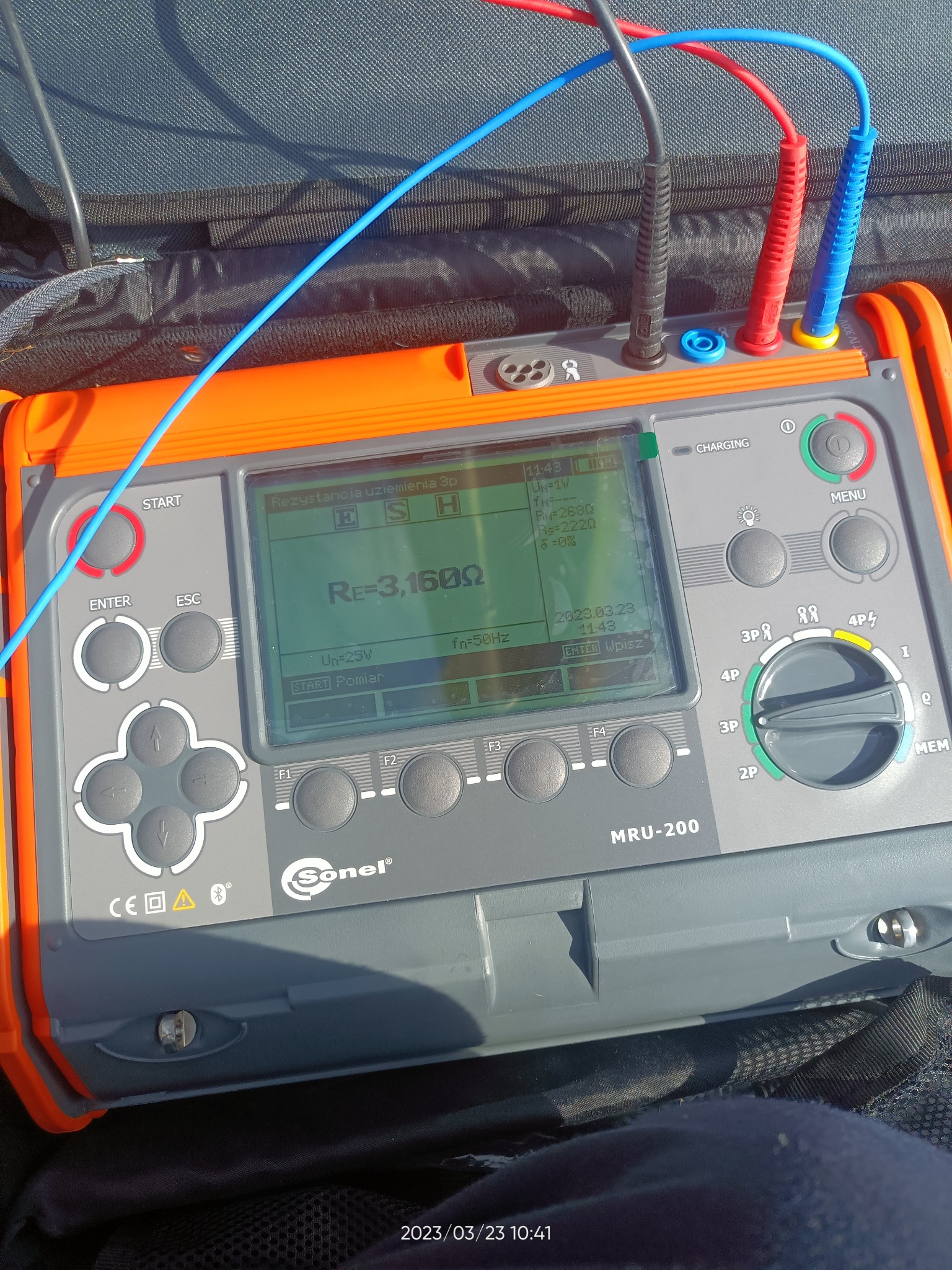 Miernik rezystancji uziemienia Sonel MRU-200 z podłączonymi przewodami pomiarowymi, wskazujący wynik pomiaru 3,160 omów, wyświetlacz pokazuje datę i godzinę 2023-03-23 11:43.