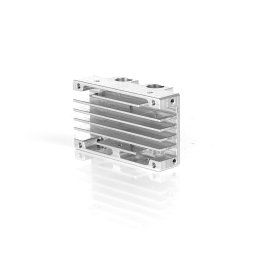 VERASHAPE SPÓŁKA Z OGRANICZONĄ ODPOWIEDZIALNOŚCIĄ SPÓŁKA KOMANDYTOWA - Precyzyjnie wykonany, srebrny radiator z aluminium, widoczne otwory montażowe i żebra chłodzące, leżący na białym tle z delikatnym odbiciem.