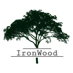 IRONWOOD HERNAS, MATEJCZYK SPÓŁKA JAWNA - Sylwetka drzewa w ciemnej zieleni z napisem 'IronWood' pomiędzy dwiema czarnymi liniami poziomymi na białym tle, sugerująca logo firmy.
