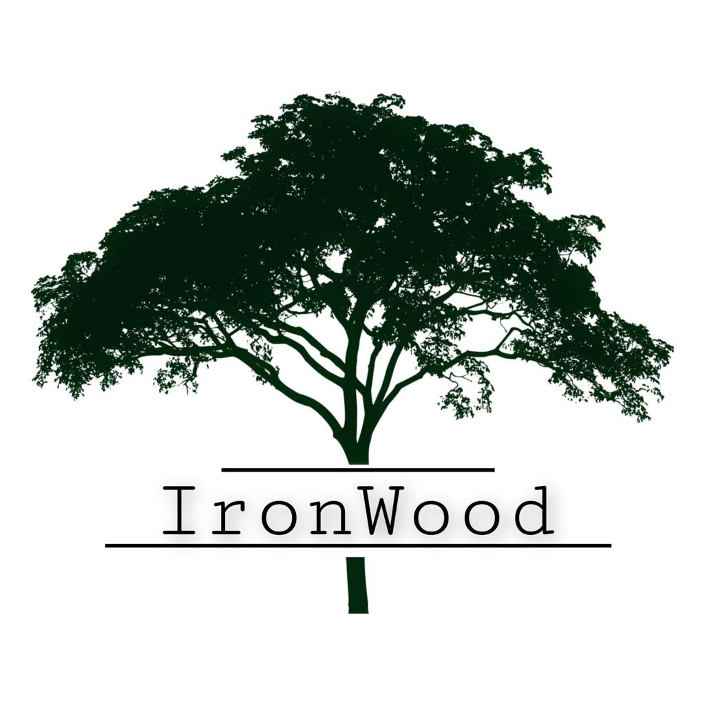 Sylwetka drzewa w ciemnej zieleni z napisem 'IronWood' pomiędzy dwiema czarnymi liniami poziomymi na białym tle, sugerująca logo firmy.