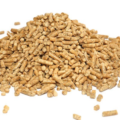 Jasne, brązowe granulki pelletu ułożone w stos na białym tle, oferowane przez firmę z Krzyżowej.