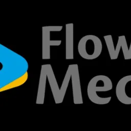 Logo firmy Flow Media na czarnym tle, z trójkątnym symbolem play w kolorach niebieskim, czerwonym i żółtym, oraz szarym napisem 'Flow Media' z małą czerwoną strzałką play wewnątrz litery 'i'.
