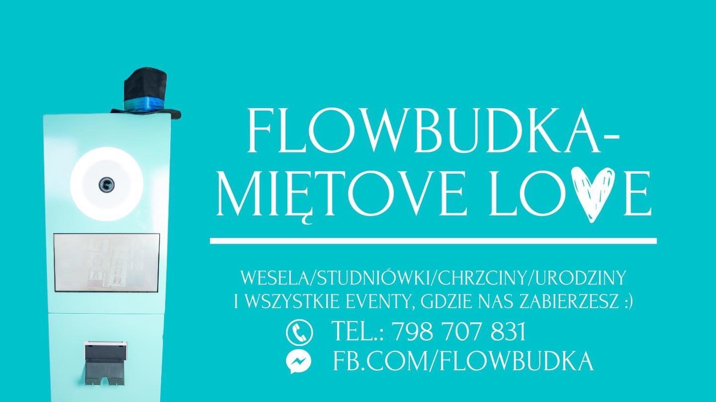 Miętowa fotobudka z czarnym cylindrem na górze, napis FLOWBUDKA-MIĘTOVE LOVE, informacja o weselach, studniówkach, chrzcinach, urodzinach i innych eventach, numer telefonu i adres Facebooka.