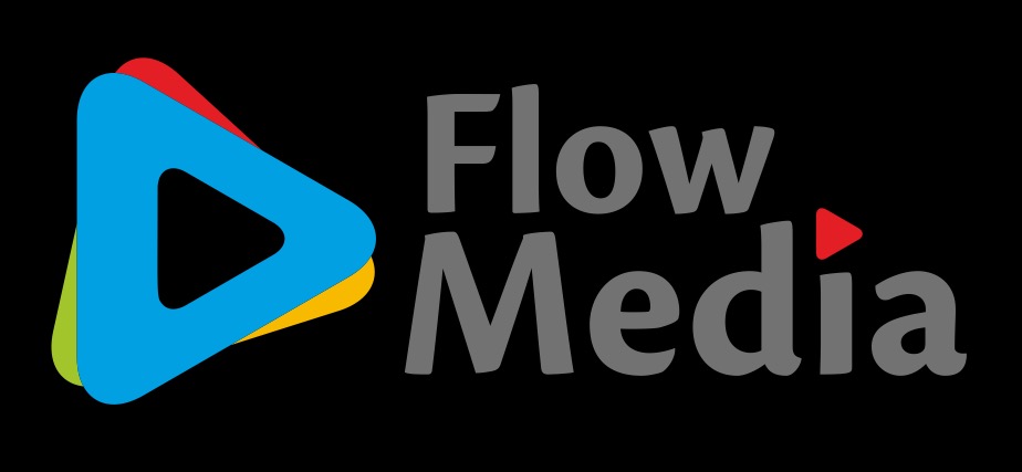 Logo firmy Flow Media na czarnym tle, z trójkątnym symbolem play w kolorach niebieskim, czerwonym i żółtym, oraz szarym napisem 'Flow Media' z małą czerwoną strzałką play wewnątrz litery 'i'.