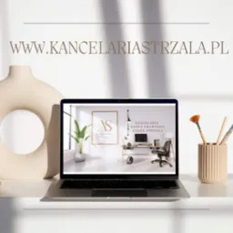 Laptop wyświetlający stronę internetową kancelarii radcy prawnego Agaty Strzała, z widocznym adresem strony www.kancelariastrzala.pl, obok wazon z otworem i pojemnik z pędzlami, całość w jasnej...