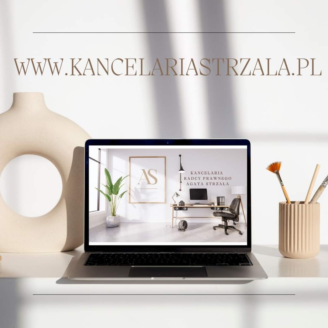 Laptop wyświetlający stronę internetową kancelarii radcy prawnego Agaty Strzała, z widocznym adresem strony www.kancelariastrzala.pl, obok wazon z otworem i pojemnik z pędzlami, całość w jasnej...