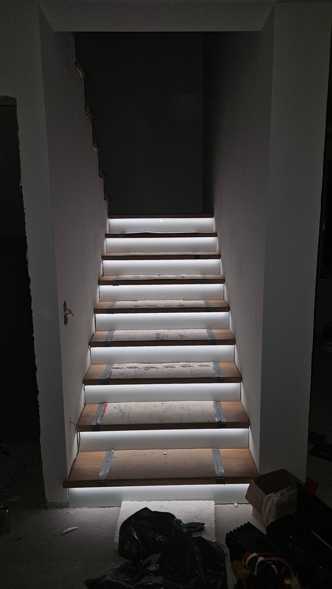 Podświetlenie schodów - sterowanie czujką laserową