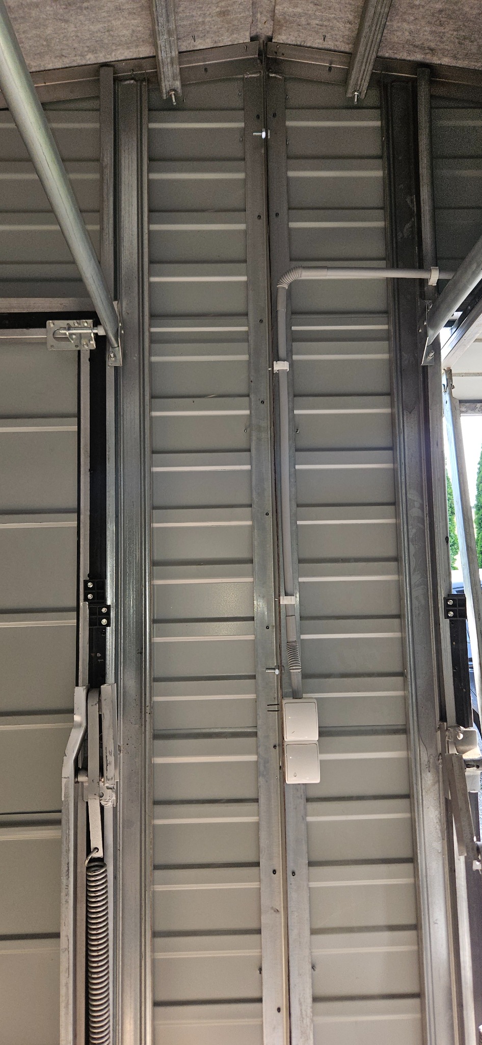 Montaż instalacji elektrycznej w garażu blaszanym