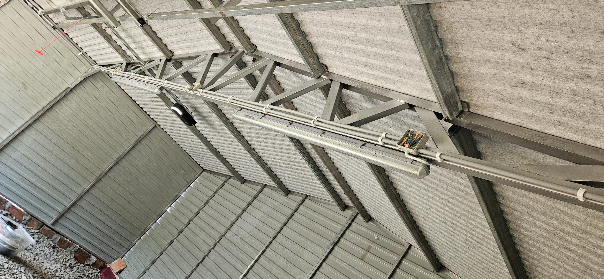 Montaż instalacji elektrycznej, lamp, włączników, gniazdek, automatyki do bramy w garażu blaszanym