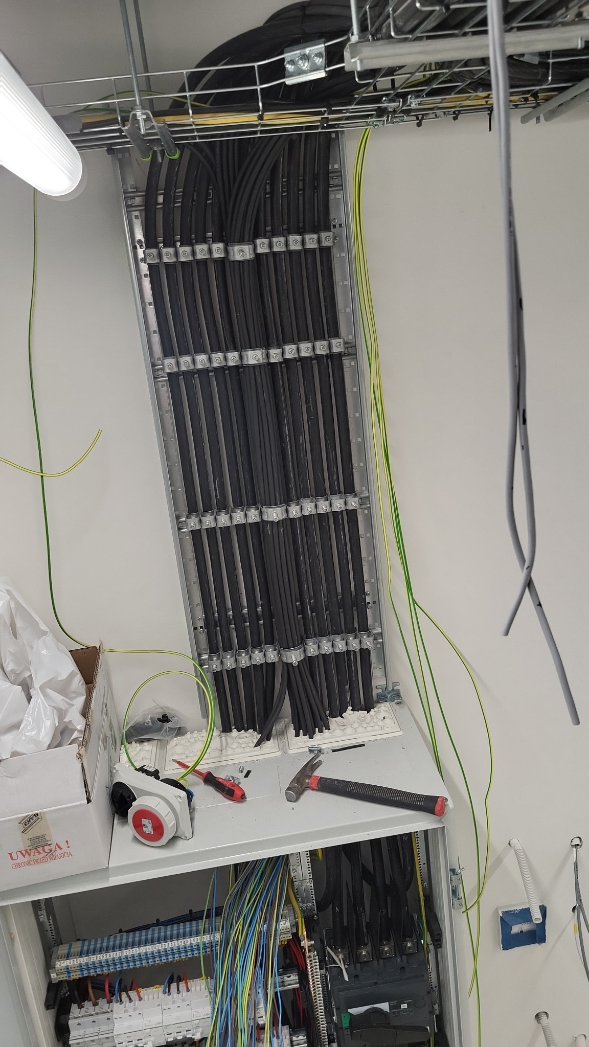 Układanie kabli na drabince do szafy elektrycznej