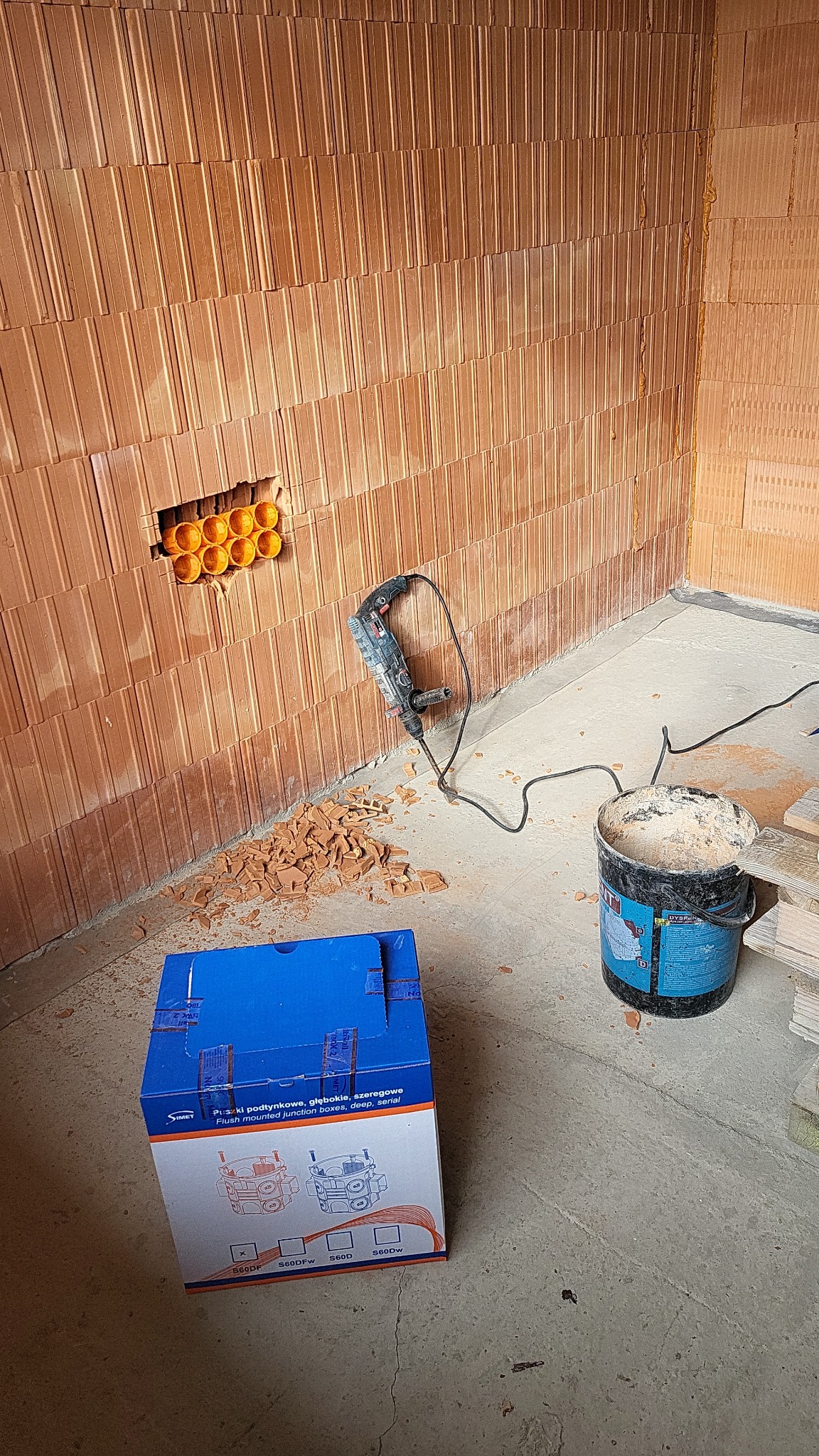 Montaż puszek elektrycznych