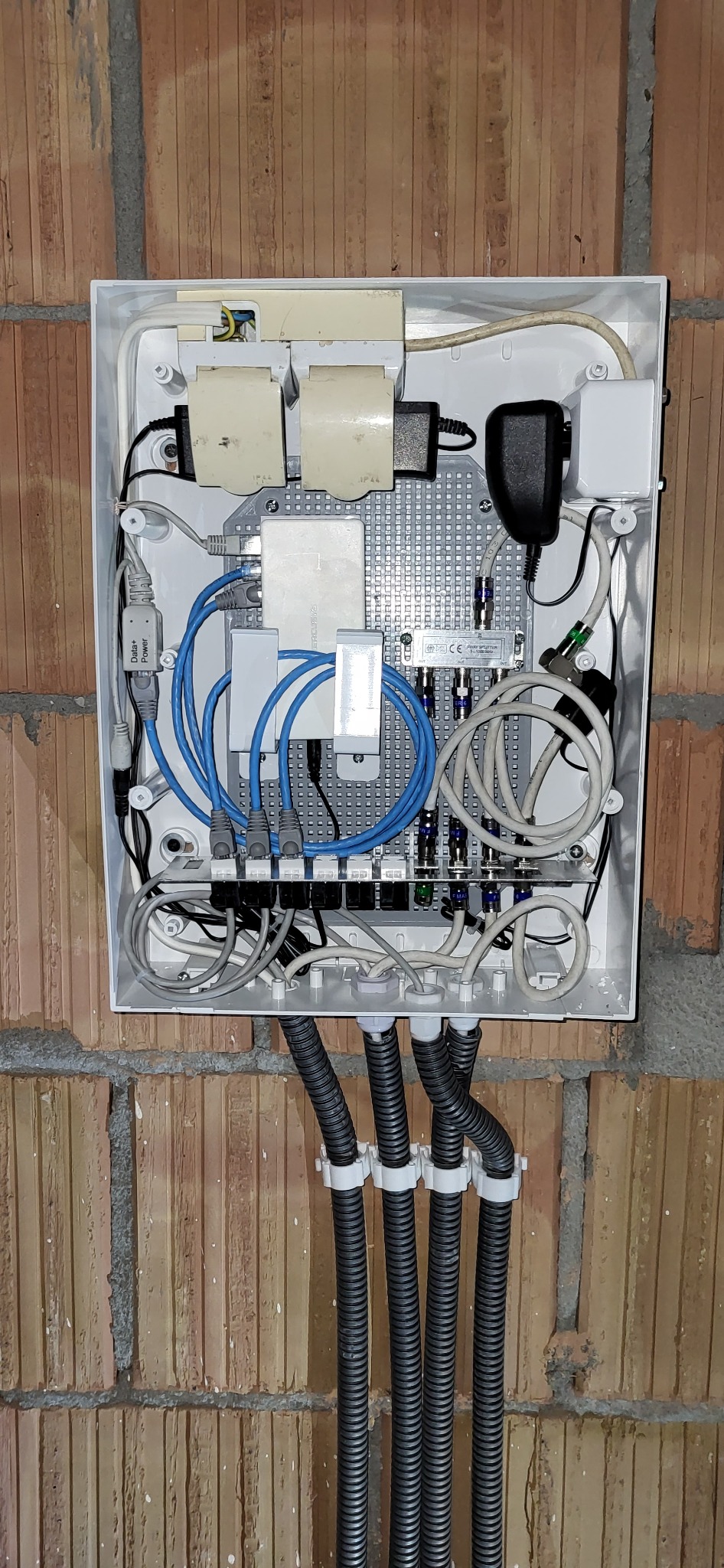 Podłączenie oraz okablowanie skrzynki multimedialnej