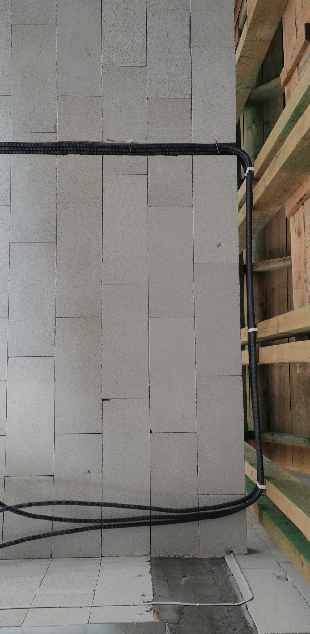 Instalacja elektryczna, okablowanie lamp na poddaszu