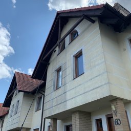 KONKRET Tomasz Augustyniak - Czyszczenie elewacji domu jednorodzinnego z użyciem lancy teleskopowej, widoczne różnice w czystości powierzchni przed i po zabiegu.