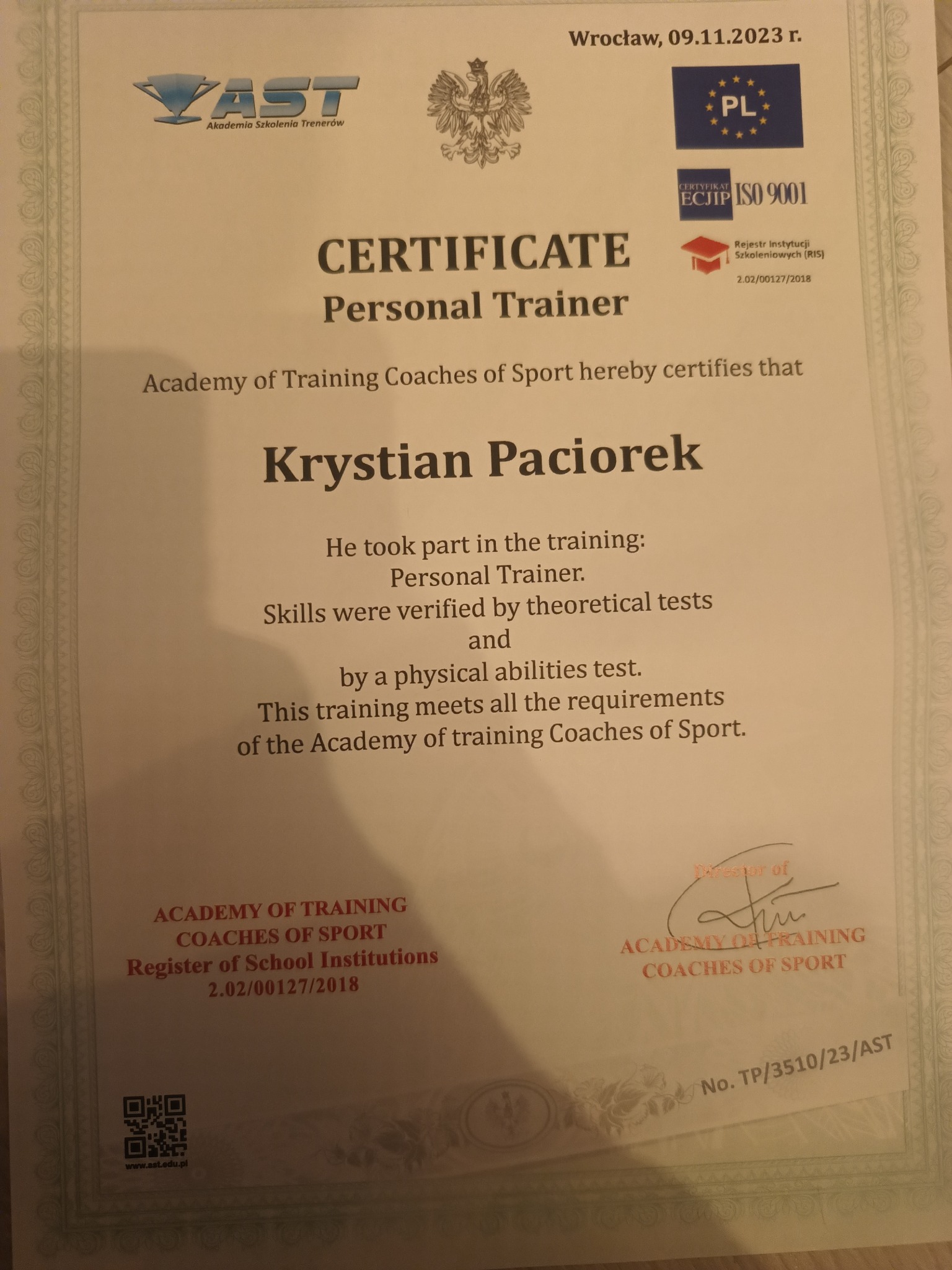 Certyfikat Personal Trainer dla Krystiana Paciorka, wydany przez Akademię Szkolenia Trenerów z datą 09.11.2023, z logo AST i znakami jakości ECJIP ISO 9001.