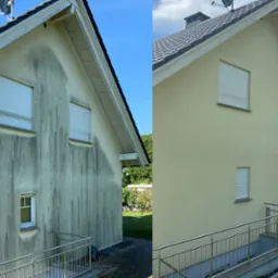 Por&oacute;wnanie stanu elewacji domu przed i po czyszczeniu: widoczny wyraźny kontrast między zabrudzoną, ciemną ścianą z lewej strony a odświeżoną, jasną elewacją z prawej strony.