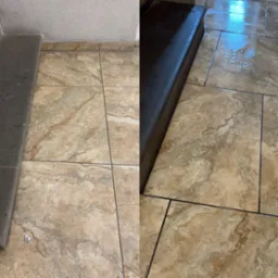 Porównanie płytek podłogowych przed i po czyszczeniu, widoczne różnice w zabrudzeniach i połysku.