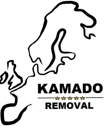 Logo firmy przeprowadzkowej Kamado Removal z konturem mapy Europy i pięcioma gwiazdkami oceny.