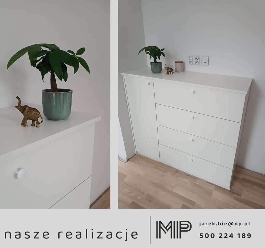 Biała komoda z szufladami i szafką, na blacie doniczka z zieloną rośliną i figurka złotego słonia, widoczne gniazdka elektryczne na ścianie.