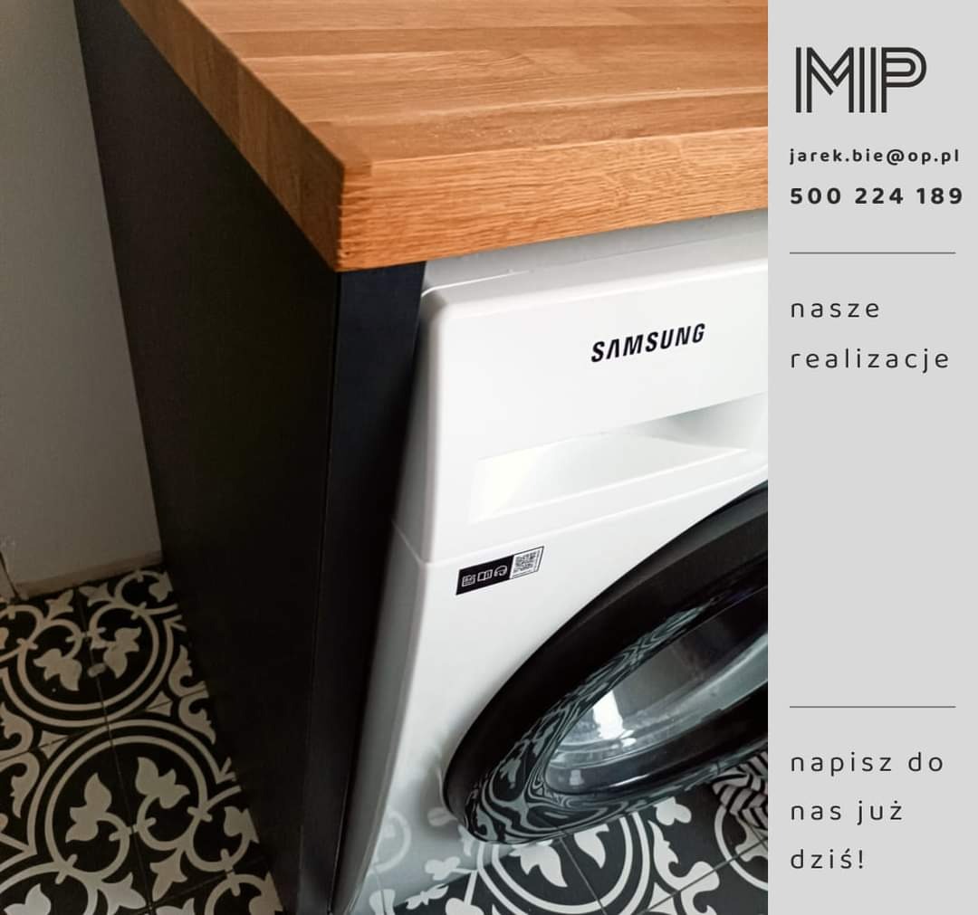 Blat drewniany nad pralką, czarny korpus szafki, wzorzysta podłoga, widoczna pralka Samsung, reklama firmy MIP z danymi kontaktowymi.