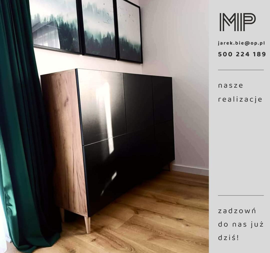 Nowoczesna komoda z frontami w czarnym połysku i bokami w dekorze drewna, ustawiona na drewnianej podłodze, obok zielonej zasłony, z grafikami na ścianie w tle i danymi kontaktowymi firmy po prawej...