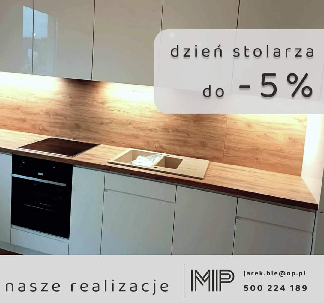 Nowoczesna kuchnia z białymi, lakierowanymi frontami, drewnianym blatem i panelem ściennym, zintegrowanym zlewem i płytą grzewczą, prezentowana z okazji dnia stolarza z rabatem -5%.