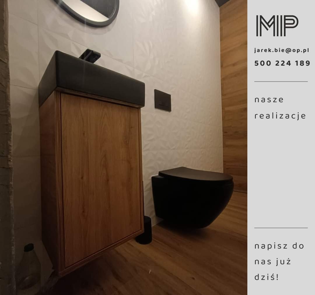 Nowoczesna łazienka z drewnianą szafką pod umywalkę z czarnym blatem i wiszącą toaletą w kolorze czarnym, na ścianie białe płytki z delikatnym wzorem.