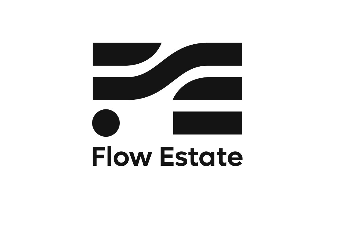 Minimalistyczne logo firmy Flow Estate w czerni i bieli, przedstawiające abstrakcyjny symbol z linią falistą i trzema prostymi liniami, z okrągłym elementem po lewej stronie, umieszczone nad nazwą...