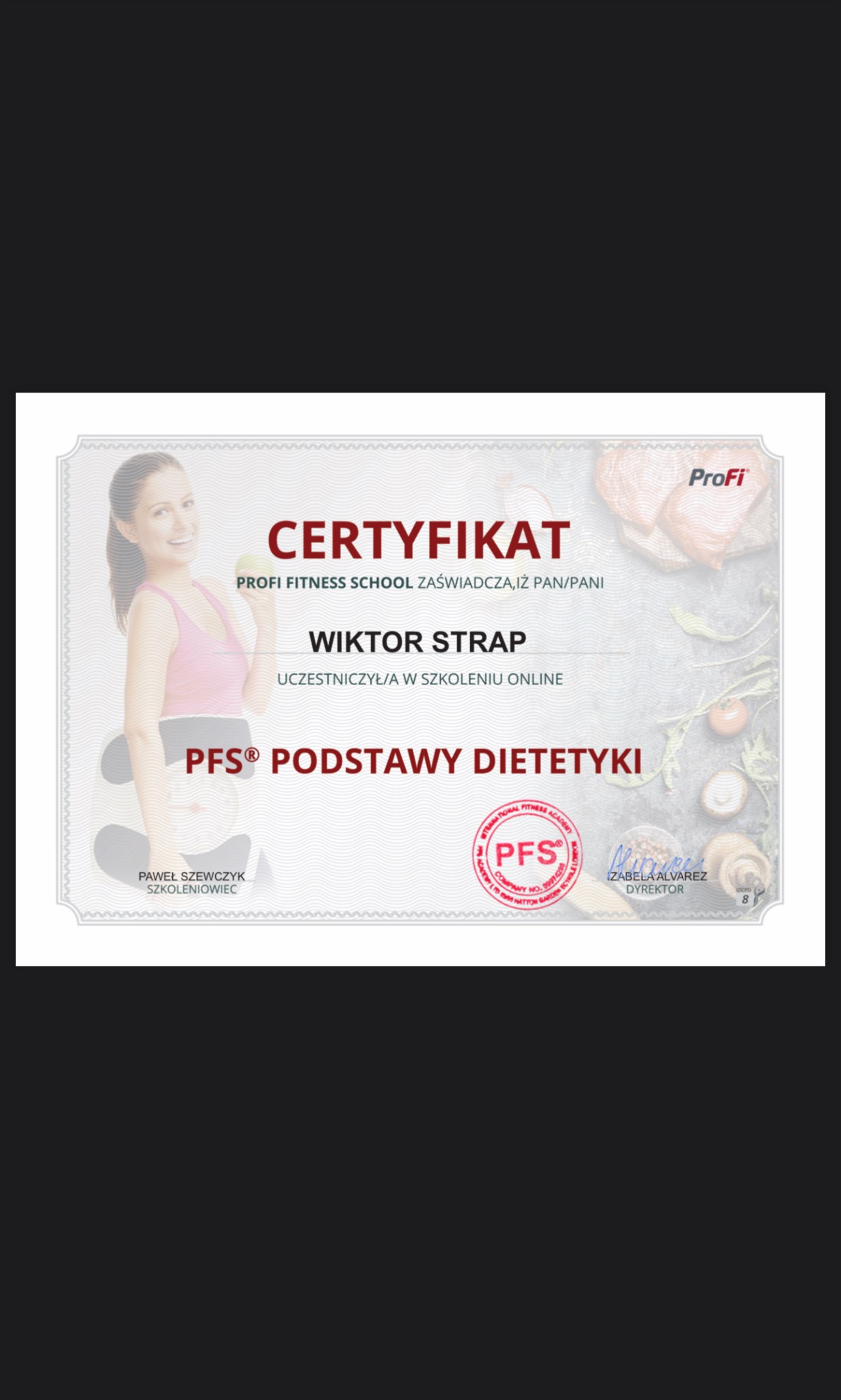 Certyfikat ukończenia szkolenia online z podstaw dietetyki, wydany przez Profi Fitness School dla Wiktora Strapa, z podpisami Pawła Szewczyka (Szkoleniowca) i Izabeli Alvarez (Dyrektor), z logo PFS...
