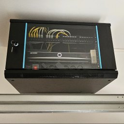 Szafa rack z rejestratorem monitoringu