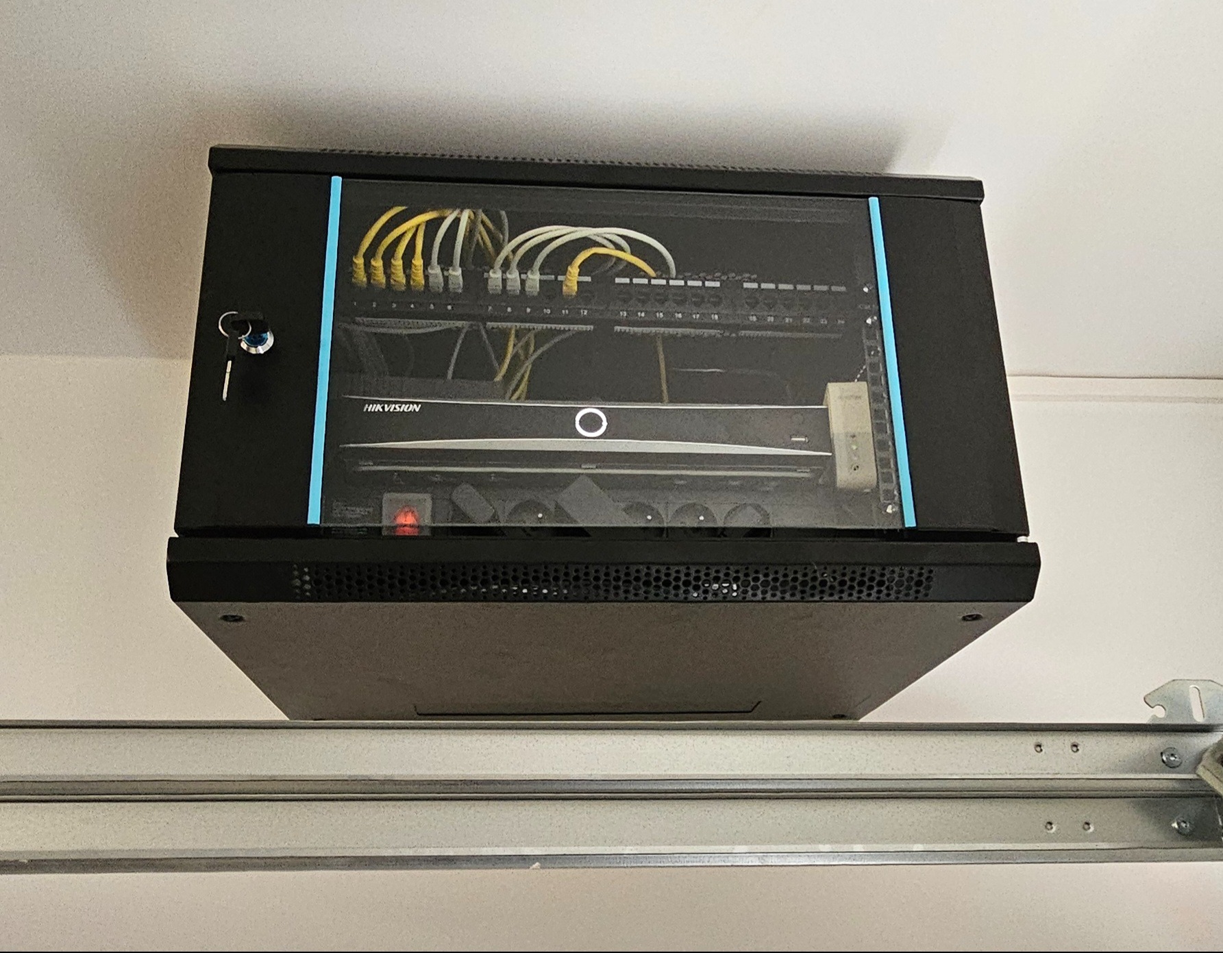 Szafa rack z rejestratorem monitoringu