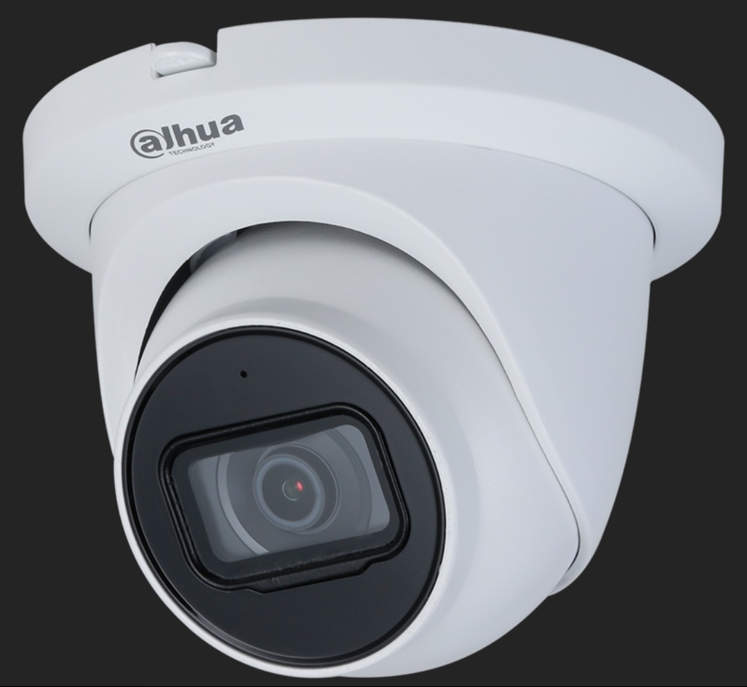 Kamera kopułkowa Dahua, biała obudowa, czarny obiektyw, widoczne logo Dahua, na ciemnym tle. Kamera do monitoringu.