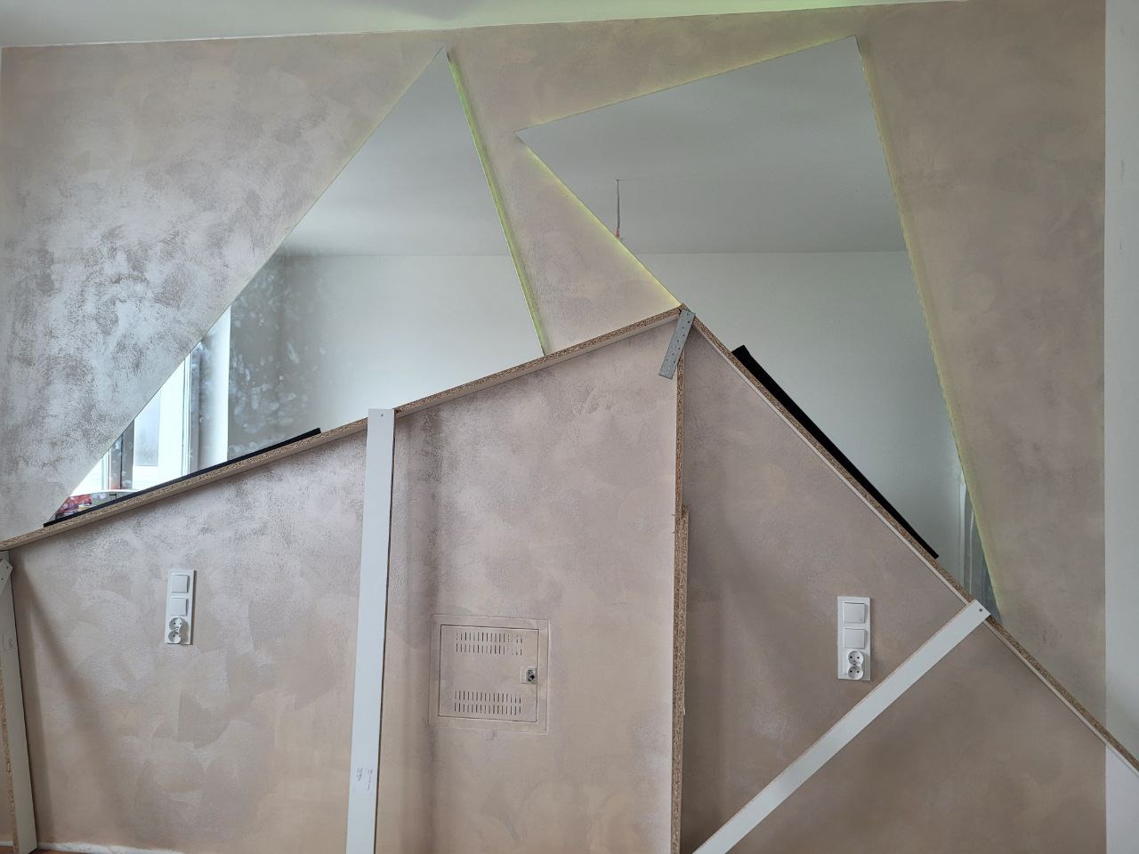 lustro float w wykończeniu trójkąt