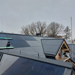 Dach z paneli fotovoltaiznych