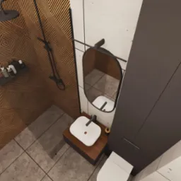 Wizualizacja łazienki z kabiną prysznicową wyłożoną drewnianymi panelami w geometryczny wzór, umywalką nablatową na drewnianej szafce, owalnym lustrem w czarnej ramie i toaletą.