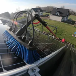 Mycie paneli fotowoltaicznych wodą demineralizowaną