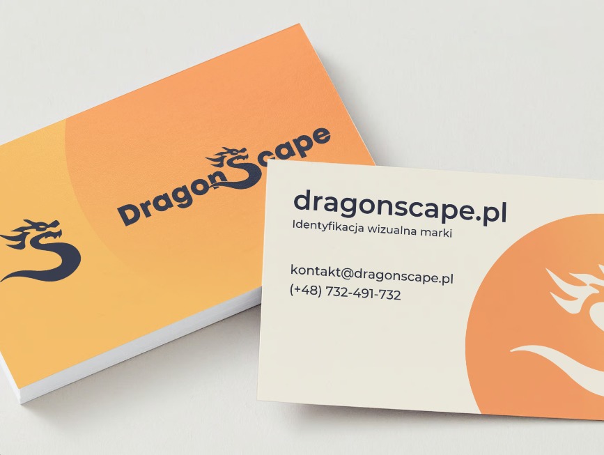 Stos wizytówek z logo smoka w odcieniach pomarańczy i granatu, jedna wizytówka z danymi kontaktowymi na wierzchu, na białym tle.