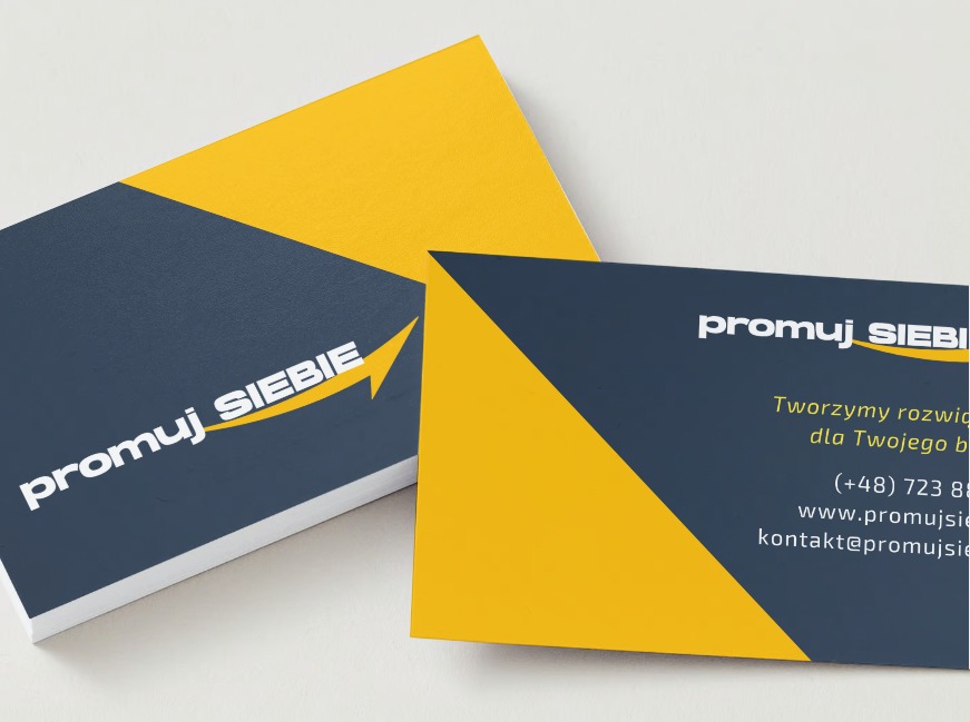 Stos wizytówek w kolorach granatowym i żółtym z logo 'promuj SIEBIE' i danymi kontaktowymi.
