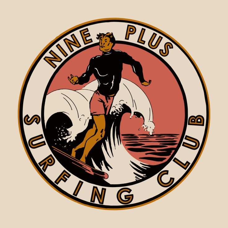Retro logo: Surfer na fali w okręgu z napisem 'Nine Plus Surfing Club'.