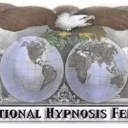 GABINET WSPARCIA I ROZWOJU HIPNOODNOWA DAMIAN STANIEK - Grafika: Orzeł, globusy i postacie flankują napis 'International Hypnosis Federation'. Ilustracja w stylu vintage, idealna do hipnoterapii.