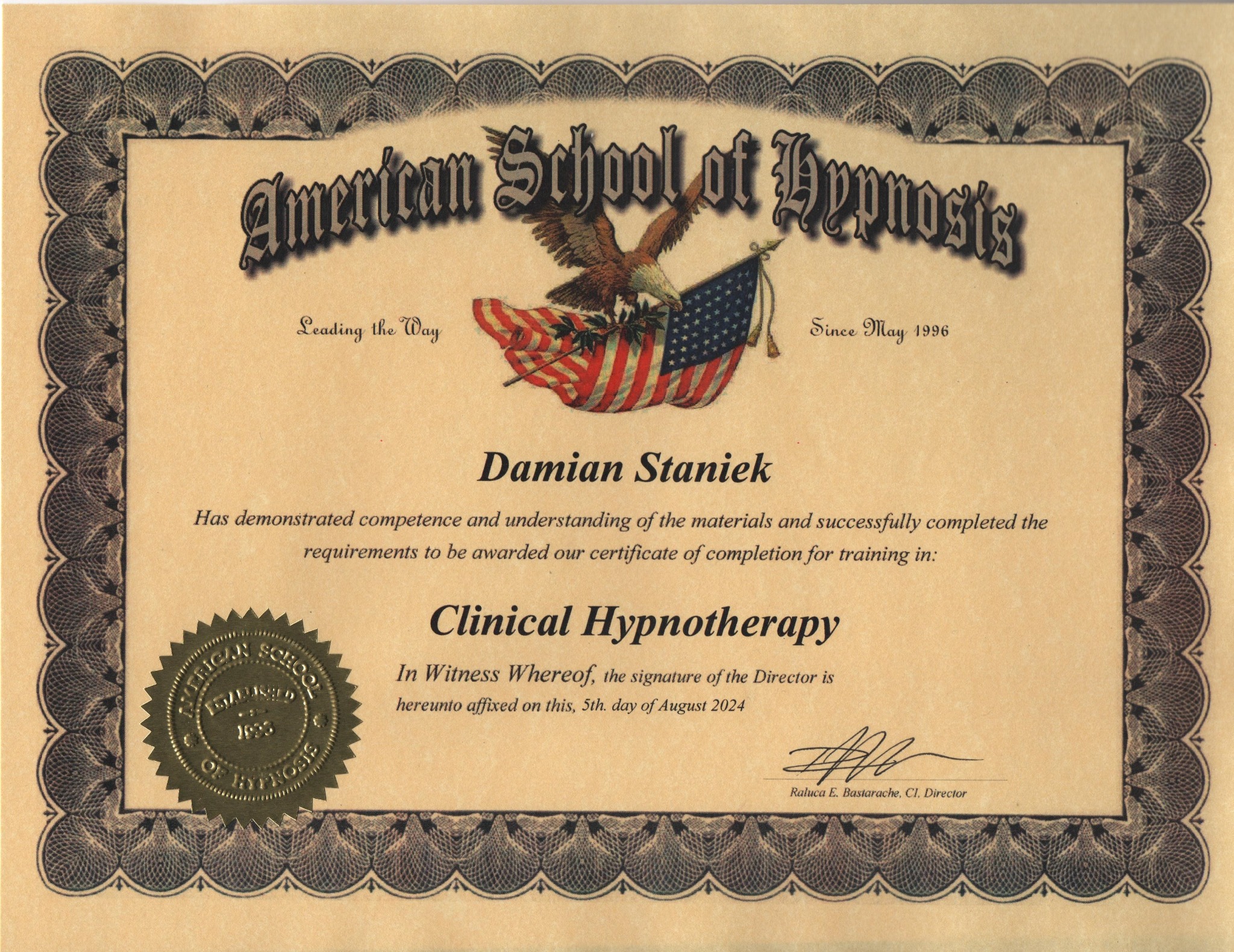 Dyplom ukończenia kursu z Clinical Hypnotherapy dla Damiana Stanka, wydany przez American School of Hypnosis, z datą 5 sierpnia 2024, ozdobiony orłem, flagą USA i dekoracyjną ramką.