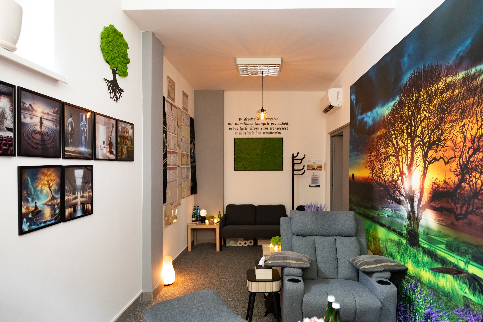 Klimatyczne wnętrze gabinetu: fotel relaksacyjny, dekoracje z mchu, obrazy z motywami natury, ciepłe oświetlenie tworzą atmosferę spokoju i wyciszenia.