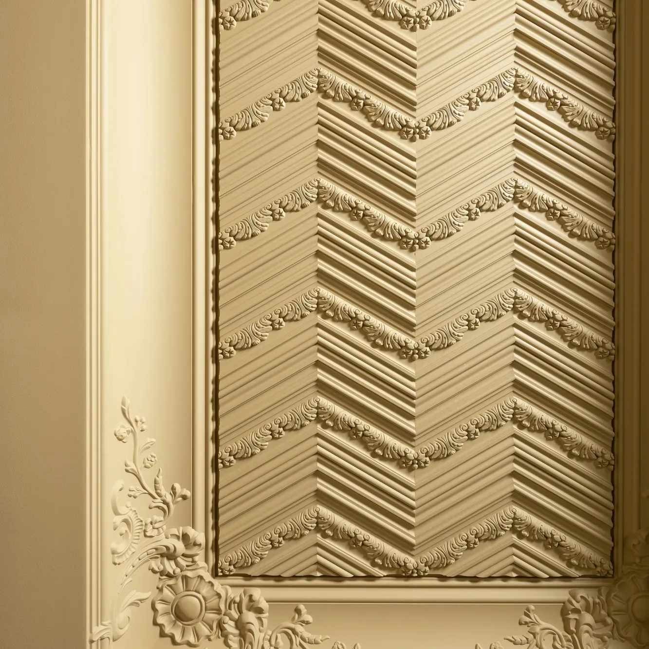 Dekoracyjna ściana z kremowymi, ukośnymi panelami i ornamentami kwiatowymi w stylu klasycznym.