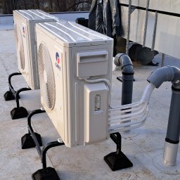 AEROKLIM Oleksandr Bashov - Dwa klimatyzatory marki Gree zamontowane na dachu, z widocznymi rurami odprowadzającymi skropliny i elementami wentylacji.