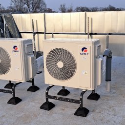 AEROKLIM Oleksandr Bashov - Dwa klimatyzatory marki Gree zamontowane na dachu płaskim, widoczne kanały wentylacyjne w tle.