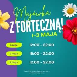 SiteGO - Marketing Agency - Grafika reklamowa wydarzenia Majówka z Forteczną, trwającego od 1 do 3 maja, z informacją o godzinach otwarcia, ozdobiona kwiatami w kolorach żółtym, białym i czerwonym.