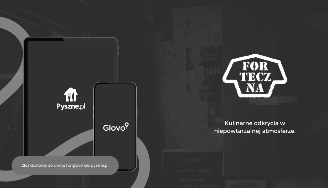 Grafika reklamowa z tabletami i telefonami prezentującymi logotypy Pyszne.pl i Glovo, zapraszająca do składania zamówień z dostawą do domu, na tle kolażu plakatów i logo 'Forteczna'